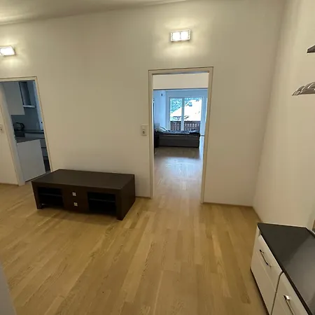 Geraeumiges Modernes 1-6 Personen Imst